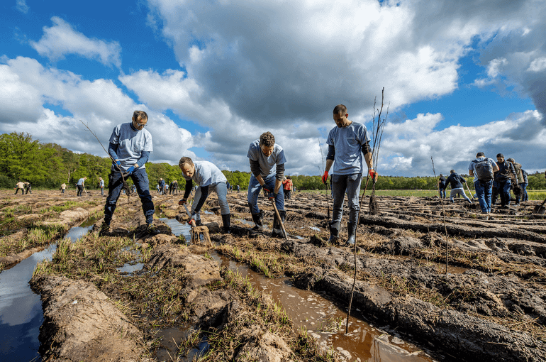 “We hebben op 18 april ook nog zo’n 5.500 bomen geplant met ruim 115 a.s.r. collega’s.”