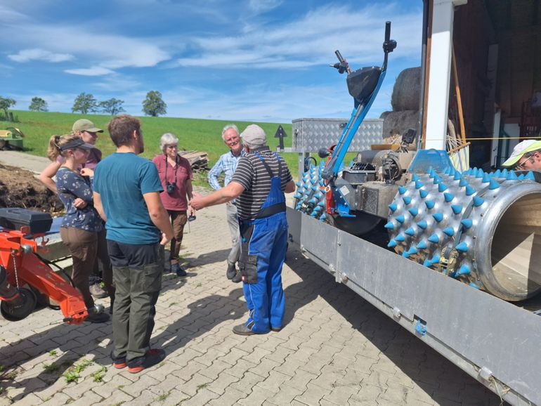 Met de lokale boer en ecoloog bij de gespecialiseerde maaimachine