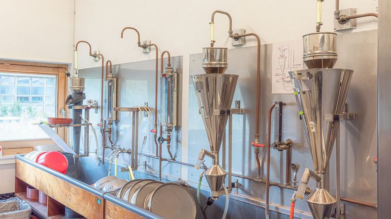 Met Oostenbrink-trechters kun je aaltjes verzamelen. Grondmonsters worden vanaf de bovenkant in de trechters gespoeld. Door van onderaf water in te spuiten, worden de lichtere aaltjes van de zwaardere gronddeeltjes gescheiden. De trechters zijn decennia geleden ontwikkeld in Wageningen en via Oostvoorne en Heteren meeverhuisd naar het onderzoekcomplex van het NIOO in Wageningen, waar nog steeds in gebruik zijn