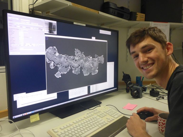 Masterstudent Lars Brakenhoff naast de scanner