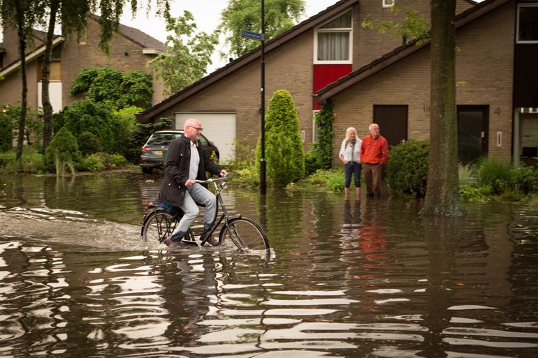 Fietser in ondergelopen straat