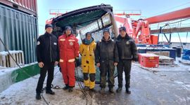 Het “oude“ SUIT-Team in actie tijdens de afgelopen Arctische expeditie PS144: van links naar rechts Uwe Grundmann, Hauke Flores, Martina Vortkamp, Michiel van Dorssen, en Kapitein Stefan Schwarze. (eenmalig wmr)