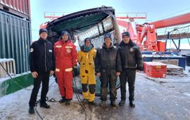 Het “oude“ SUIT-Team in actie tijdens de afgelopen Arctische expeditie PS144: van links naar rechts Uwe Grundmann, Hauke Flores, Martina Vortkamp, Michiel van Dorssen, en Kapitein Stefan Schwarze. (eenmalig wmr)