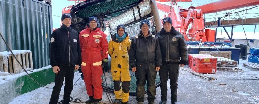 Het “oude“ SUIT-Team in actie tijdens de afgelopen Arctische expeditie PS144: van links naar rechts Uwe Grundmann, Hauke Flores, Martina Vortkamp, Michiel van Dorssen, en Kapitein Stefan Schwarze. (eenmalig wmr)