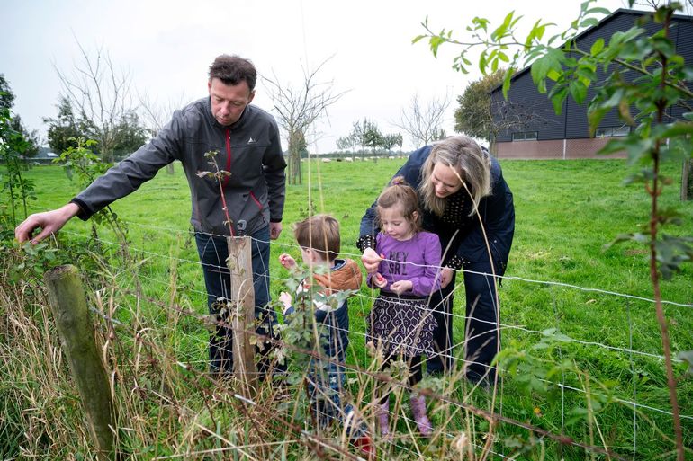 De familie Rooijen-Van Sommeren bij hun fruitbomen