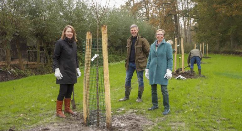 Van links naar rechts: gedeputeerde Hanke Bruin Slot Jochem Lekkerkerker, agrarische natuurvereniging Lopikerwaard en Jeanet Bok, provincie Utrecht