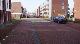 Een wijk met weinig groen, waardoor hitte vat krijgt op de omgeving