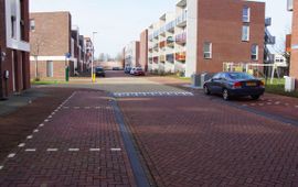 Een wijk met weinig groen, waardoor hitte vat krijgt op de omgeving