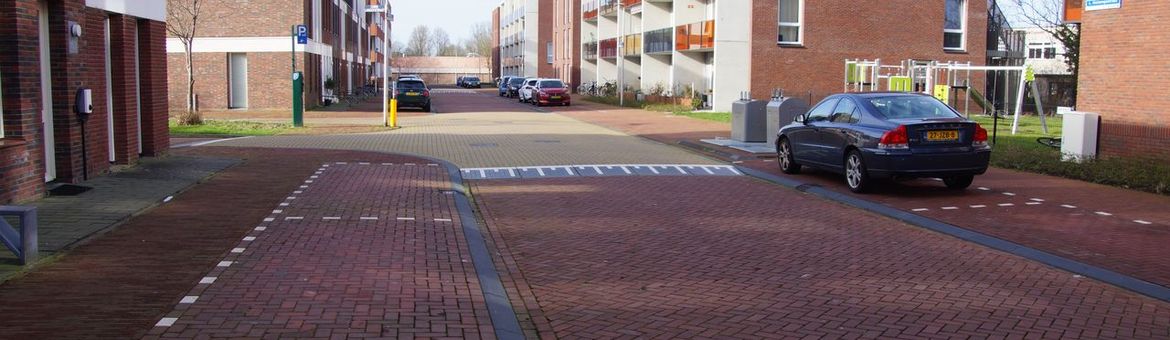 Een wijk met weinig groen, waardoor hitte vat krijgt op de omgeving