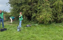 Vrijwilligers van de WKM tijdens het plaatsen van cameravallen