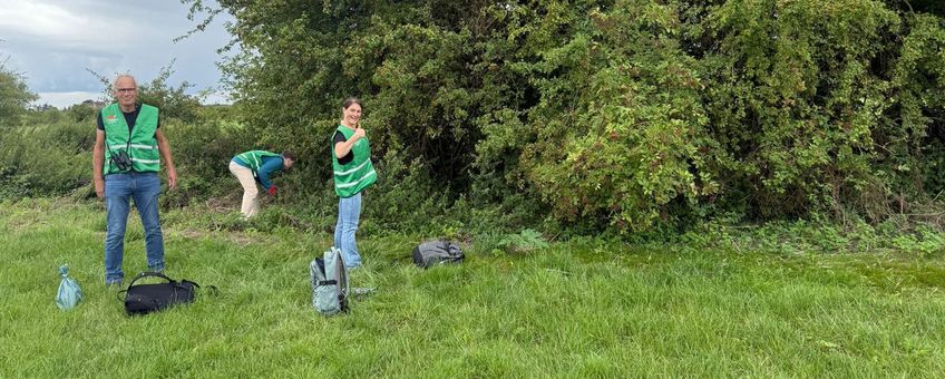 Vrijwilligers van de WKM tijdens het plaatsen van cameravallen