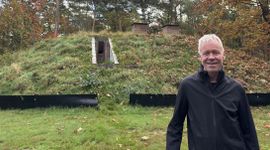 Evert-Jan Roelofsen staat trots bij de nieuwe vleermuisbunker op De Vliegbasis in Soesterberg.
