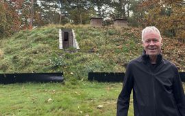 Evert-Jan Roelofsen staat trots bij de nieuwe vleermuisbunker op De Vliegbasis in Soesterberg.