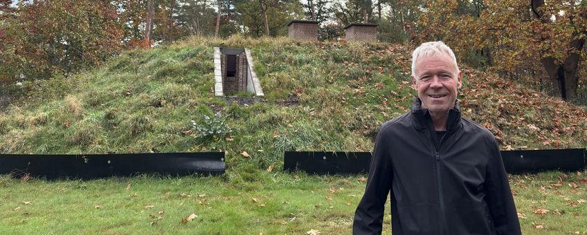 Evert-Jan Roelofsen staat trots bij de nieuwe vleermuisbunker op De Vliegbasis in Soesterberg.