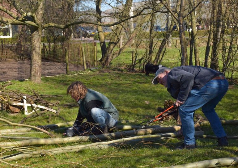 Boer Gerjo met IVN-vrijwilliger Jos Lamers. Zonder vrijwilligers zou Gerjo zijn boerderij niet zo biodivers kunnen maken