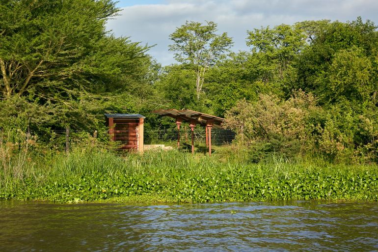 De waterpomp op zonne-energie van het Chikolongo Livelihood Project, gezien vanaf de rivier de Shire, Liwonde National Park, Malawi