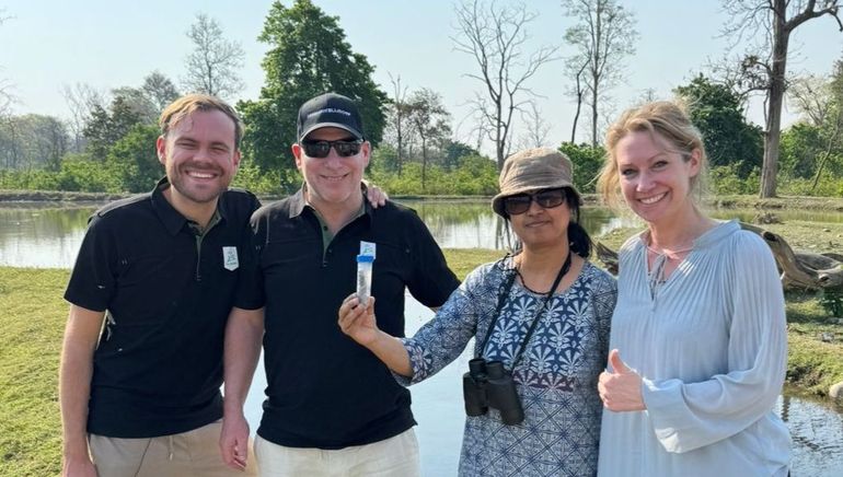 Een mestsample, verzameld in Noord-India van een Aziatische olifant. Van links naar rechts: Jeroen Kappelhof (Diergaarde Blijdorp/WUR),  Erik Zevenbergen (Diergaarde Blijdorp), Reeta Sharma (Diergaarde Blijdorp) en Mirte Bosse (WUR/Vrije Universiteit Amsterdam)