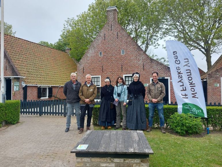Van links naar rechts: Hans Groeneweg, Museum ‘t Fiskershúske, Henk de Vries, It Fryske Gea, Ingrid Aaldijk, Wij&Wadvogels en Allard Steenstra, Waddenfonds schroeven een bordje op de picknicktafel bij het museum als beginpunt van de belevingsroute