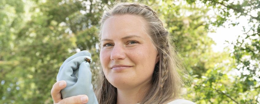 Willemijn van Hees met een akkerhommel
