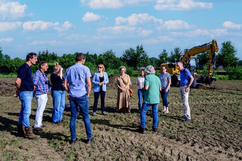 Eigenaar Michel van Rooy (links) zorgt voor meer natuur op zijn grond. Een voormalige maisakker wordt ingericht met landschapselementen