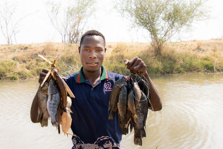 Minder vis door de droogte in Lukanga-moerassen