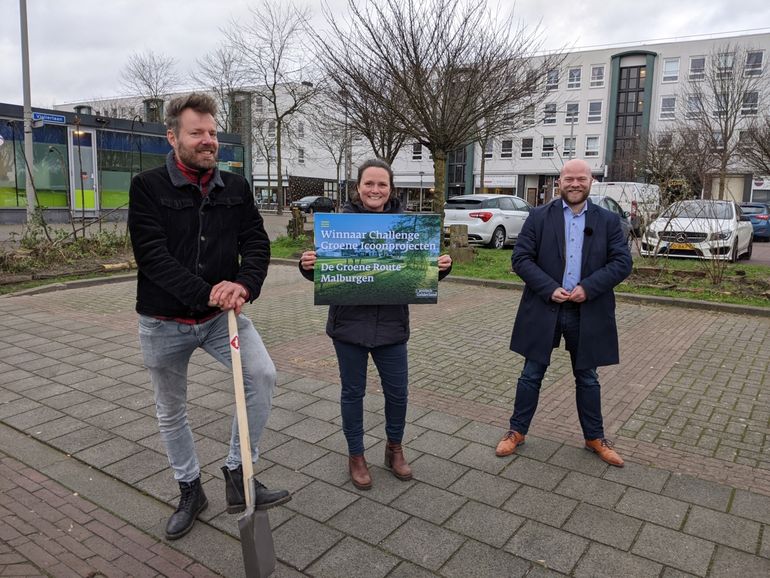 De Groene Route Malburgen in Arnhem is de grote winnaar. Op de foto twee initiatiefnemers, Willem Jakobs, ontwerper, en Mirjam Alexander, bewoner en sociaal ondernemer; rechts Gelders gedeputeerde klimaatadaptatie Peter Kerris