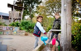 Groenblauw schoolplein in Delfland