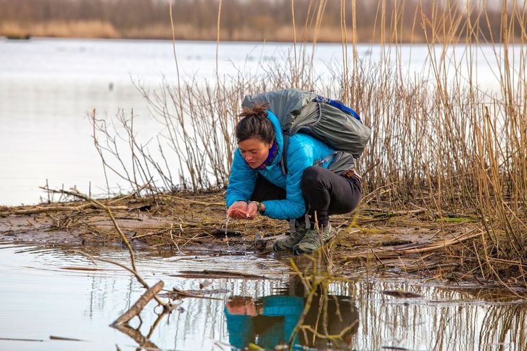 Li An Phoa in de Biesbosch, bijna aan het eind van haar wandeling van de bron tot de monding van de Maas 