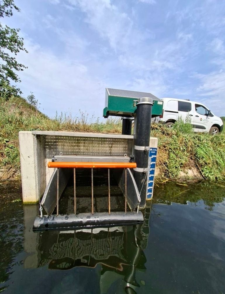 Mobiel rooster in een stuw