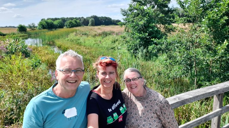 Van links naar rechts: Reinout van den Born, Grieta Spannenburg en Karin Broekhuijsen op hun waterreis door het Drentse landschap