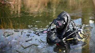 Arthur duikt in het ijzige water