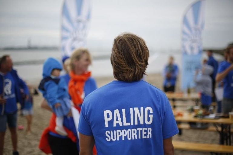 Palingsupporters op het strand van Hoek van Holland