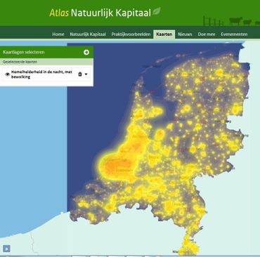 Hemelhelderheid in de nacht, mét bewolking