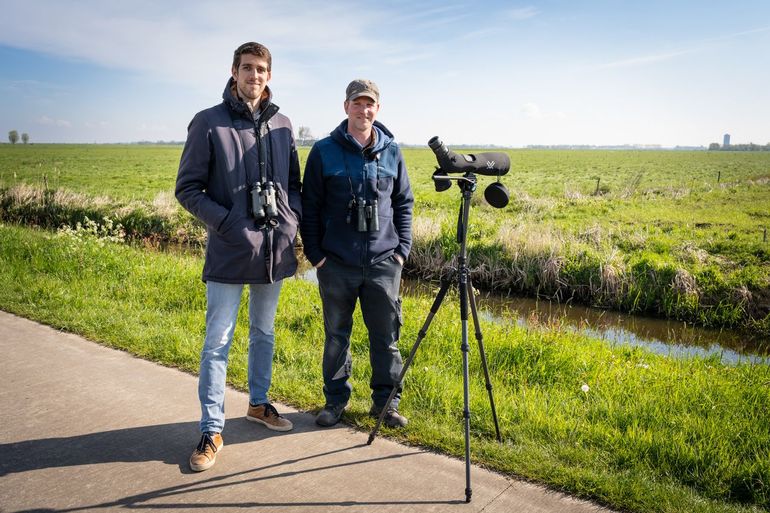 Joeri de Wit en Johannes Ruurd Fokkens tellen de weidevogels in het Eemland