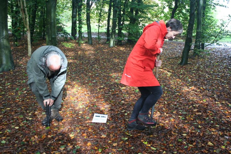 Maaike Weijters van B-WARE en Bart Nyssen van Bosgroepen Zuid, onderzoeken de bodem in Bomenpark Heesch