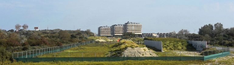 Uitgezet tracé, klaar voor de spoorverlenging Metro aan Zee. Het gebied met de troposcatter (linksboven in beeld) betreft het Vinetaduin waarin Nauwe korfslak populaties voorkomen