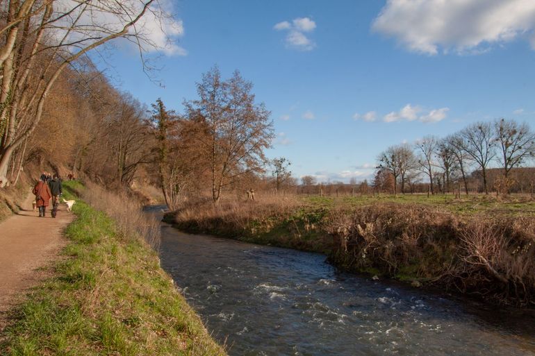 Mensen wandelen langs de Geul