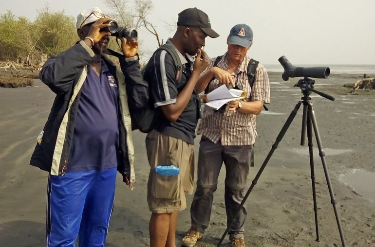 Coördinator Marc van Roomen overlegt met flyway-tellers in Guinee Bissau