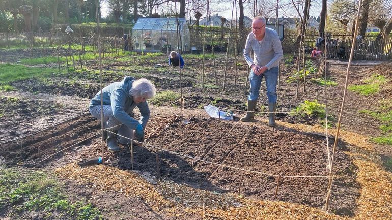 Deelnemers van Educatieve Moestuin Eemnes leggen het experiment aan