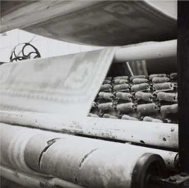 Detail van een volautomatische ruwmachine bij dekenfabriek Zaalberg met natuurlijke kaardenbollen