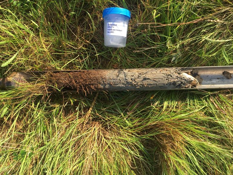The department of Terrestrial Ecology at NIOO uses the earth auger not only on the Veluwe but all over the country. Researchers are also looking at soil biodiversity under agricultural grasslands and comparing it with the Soil Calibration Centre's test set-up