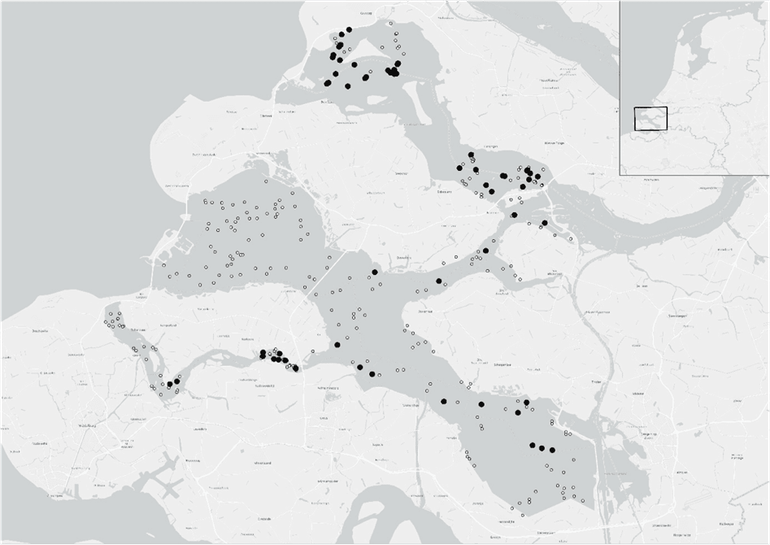 Places where gill flatworms have been found are Oosterschelde, Grevelingenmeer and Verse Meer.  Positive observations are indicated by a larger black dot.  A search was conducted in the places marked with a small gray dot, but the species was not found