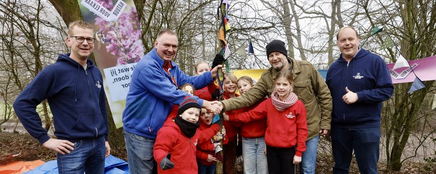 Kinderen van scoutingvereniging Sint Stephanus Martina uit Borne en Fedde Boersma, directeur Scouting Nederland ontvingen de 1,1 miljoenste boom uit de handen van gedeputeerde Martijn Dadema