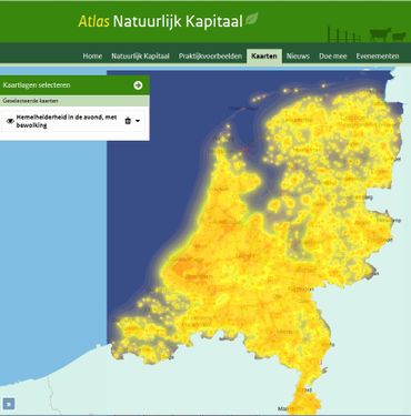 Hemelhelderheid in de avond, mét bewolking