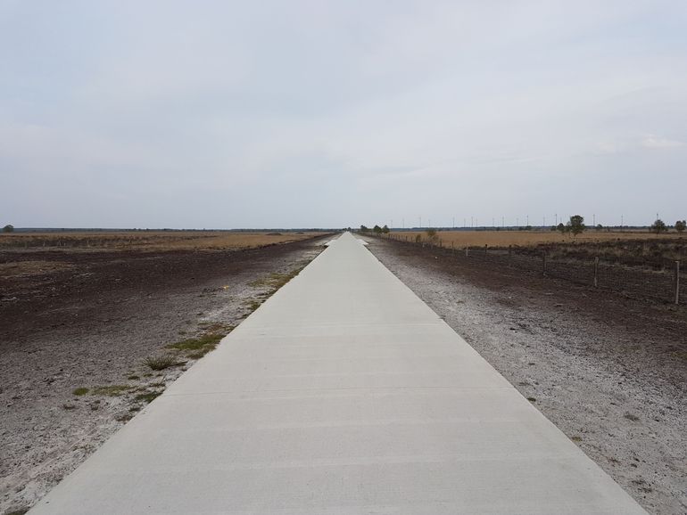 Het 3,5 meter brede nieuwe fietspad door Natura2000-gebied het Bargerveen (Drenthe), leefgebied van onder andere adder en levendbarende hagedis