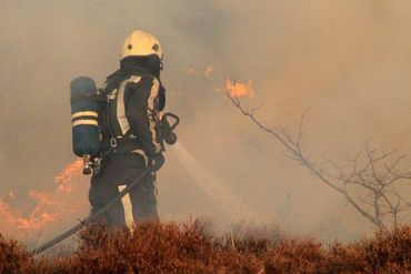Brandweerman bij een duinbrand bij Bergen aan Zee