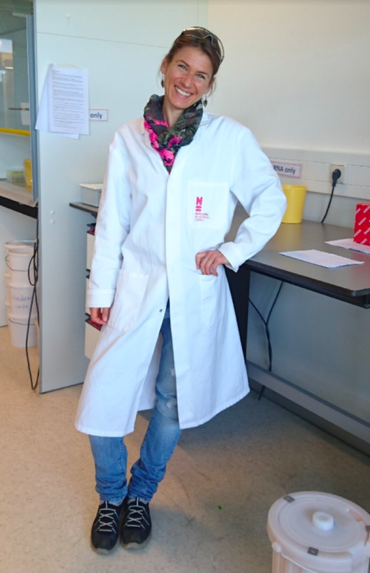 Researcher Annemarie Heiduk in the Naturalis molecular laboratory