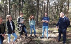 Jongerenraad van Staatsbosbeheer in gesprek met opdrachtgever Harrie Hekhuis voor de klimaatcasus