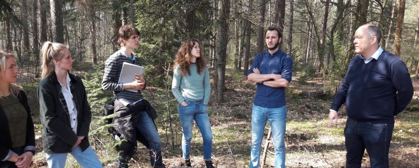 Jongerenraad van Staatsbosbeheer in gesprek met opdrachtgever Harrie Hekhuis voor de klimaatcasus