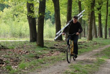 ... trekken koolmeesonderzoekers het veld in voor nestkastcontroles, met de onmisbare ladder over de schouder en de andere onderzoeksmaterialen in de tas